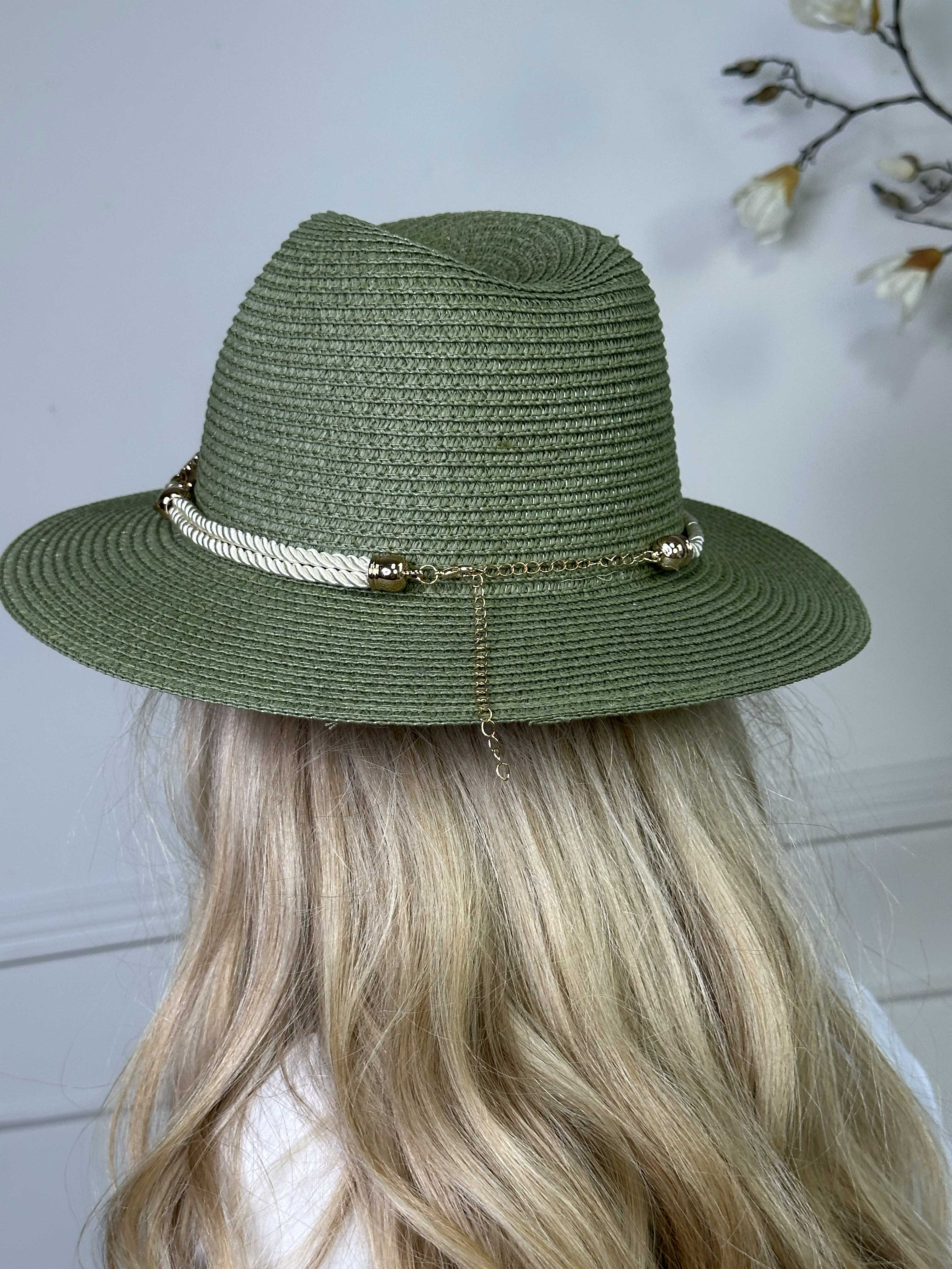 Olivias - Hat med skinnende snor og smykke